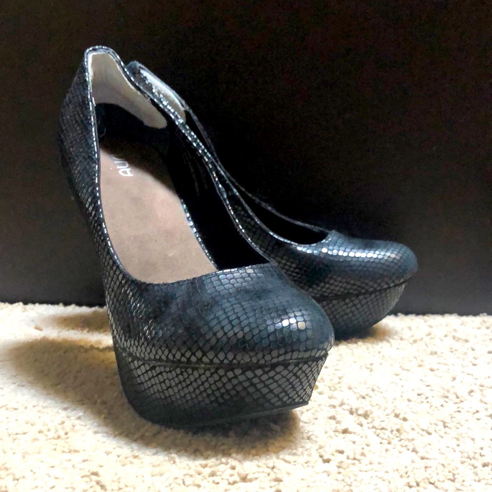 Auri snake skin print platform pump.